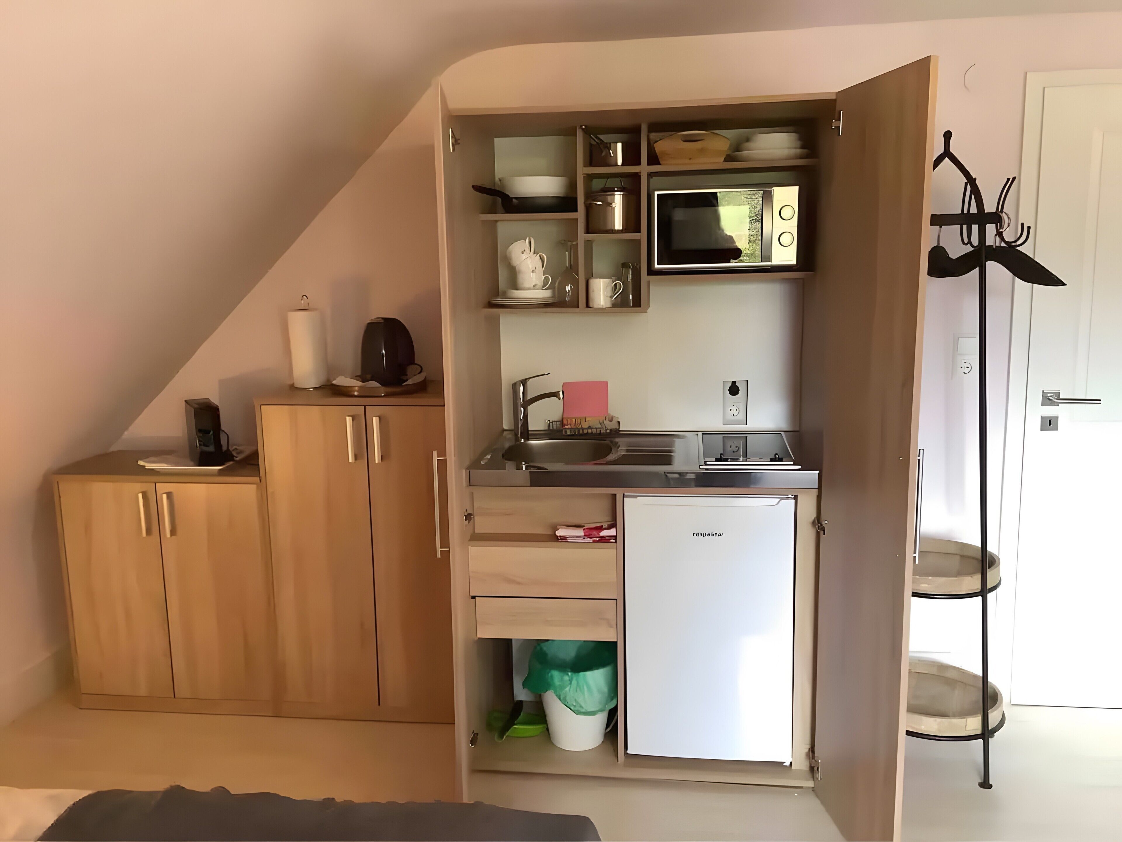 Refrigerador, microondas, parrilla de estufa y cafetera y tetera 