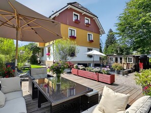 Outdoor dining - "Hochfirst" Apartment by Gästehaus Sandvoss, Near Lake, Titisee (Titisee-Neustadt)