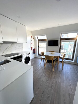 Apartment, Canal View | Private kitchen - Rabumba - Aveiro Central Lodging (Aveiro)