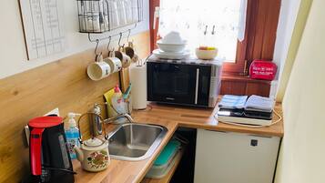 Fridge, microwave, stovetop, coffee/tea maker