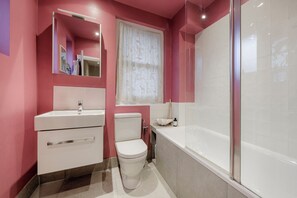 Shower, hair dryer, towels - Secret Garden Square, by Veeve (London)