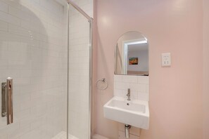 Shower, hair dryer, towels - Secret Garden Square, by Veeve (London)