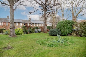 Property grounds - Secret Garden Square, by Veeve (London)