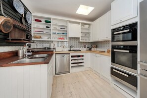 Kühlschrank, Mikrowelle, Geschirrspüler, Toaster
