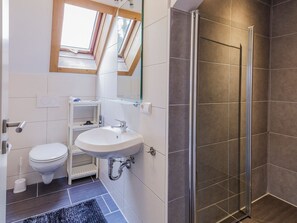 Een douche, een haardroger, handdoeken