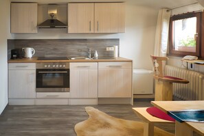 Fridge, microwave, oven, stovetop - "Zum Kuckuck" Apartment by Gästehaus Sandvoss, Near Lake Titisee (Titisee-Neustadt)