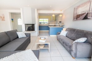 Smart TV, fireplace - Large Garden House Between Town and Ocean by Groom (Ploemeur)