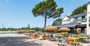 Outdoor dining - Large Garden House Between Town and Ocean by Groom (Ploemeur)