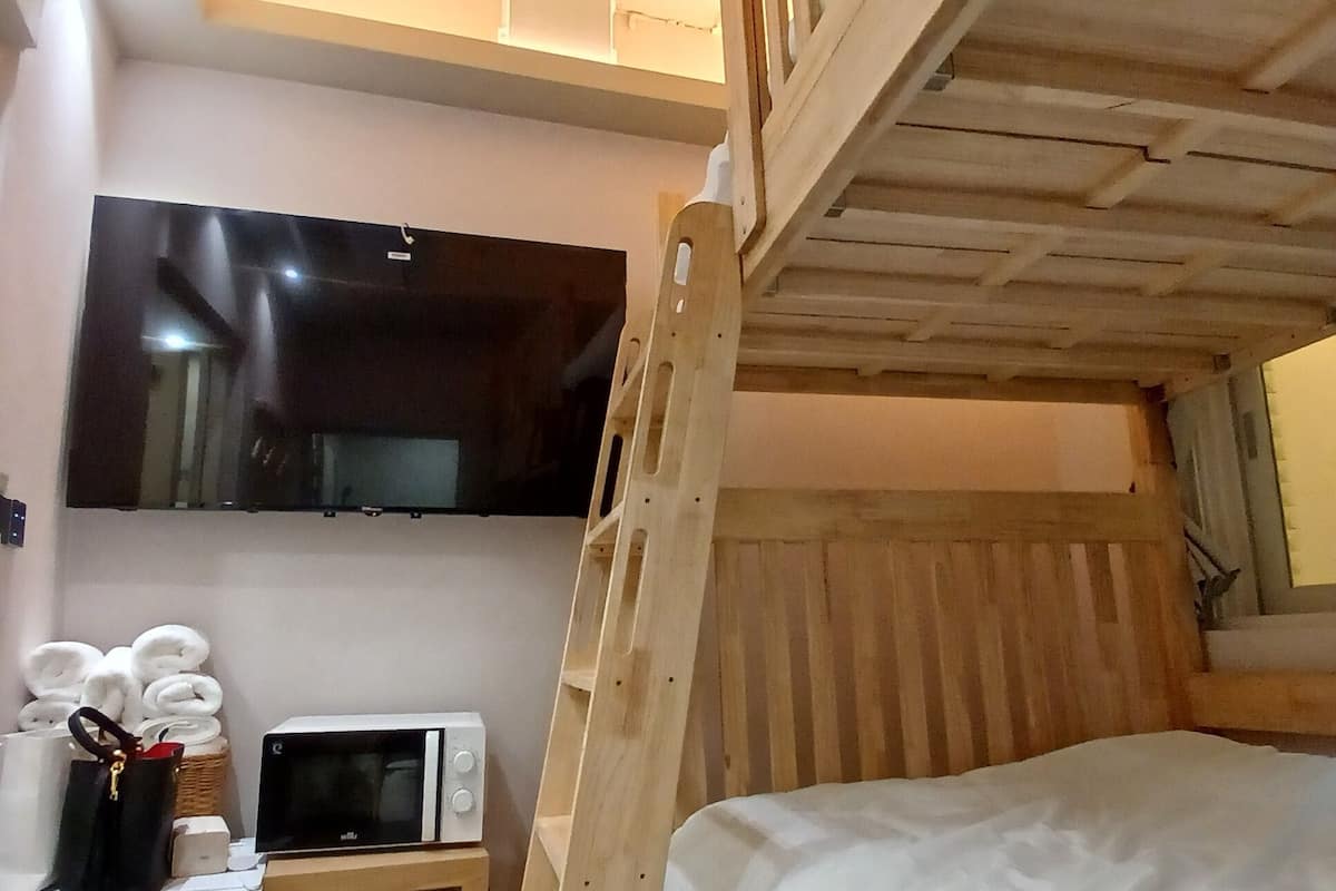 Signature Quadruple Room, Hot Tub, City View