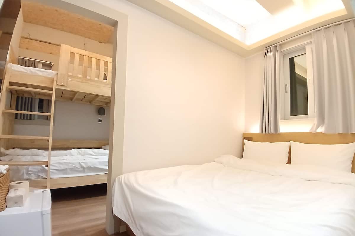 Signature Quadruple Room, Hot Tub, City View