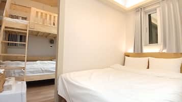 Signature-Vierbettzimmer, Whirlpool, Stadtblick | Individuell dekoriert, kostenloses WLAN, Bettwäsche