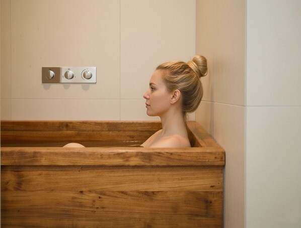 Deluxe Double Room, City View | Bathroom | Separate bathtub and shower, free toiletries, hair dryer, slippers - HOTEL SODA STAY  (Seoul)