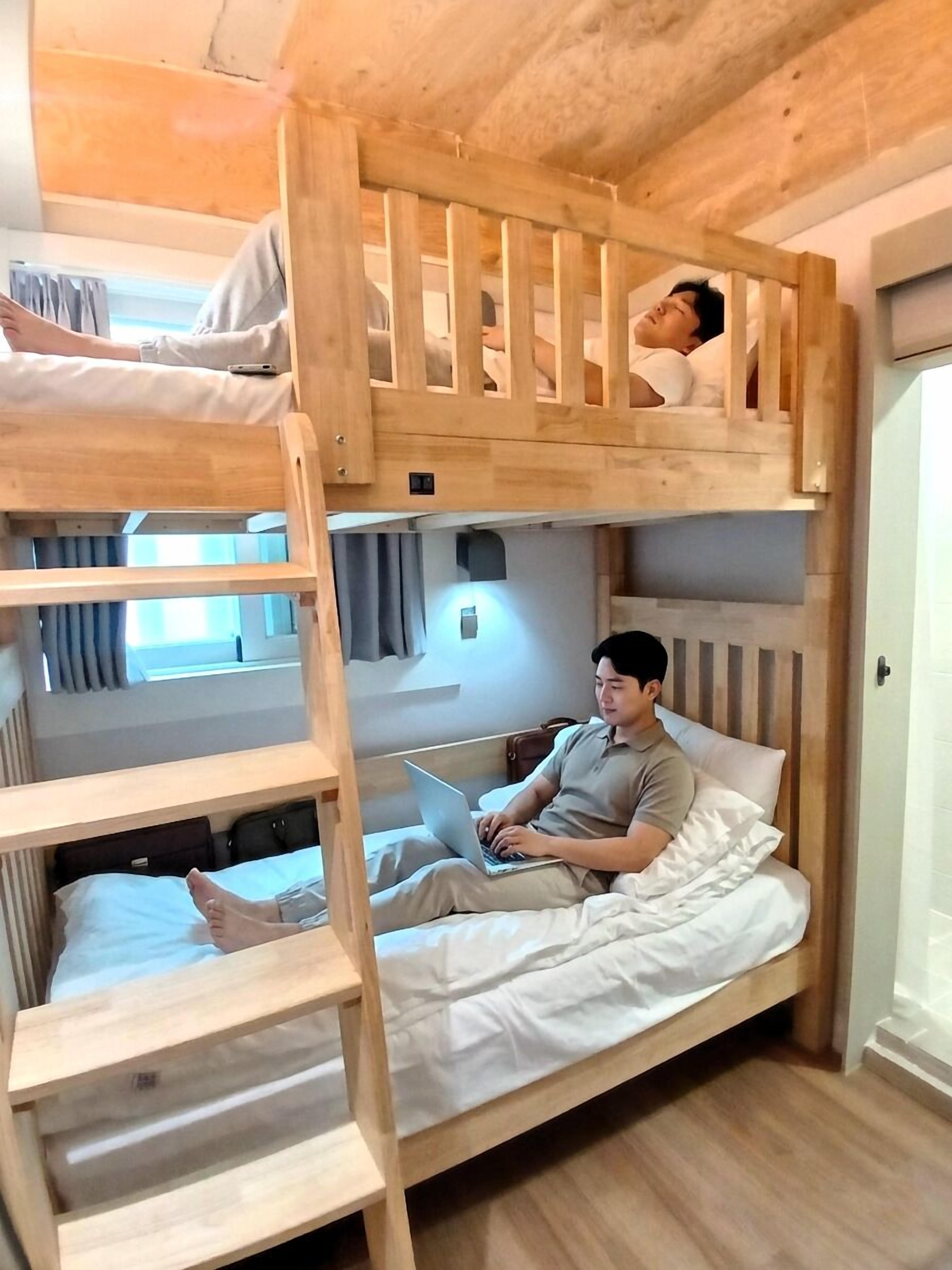 Comfort-værelse med 2 enkeltsenge - boblebad - byudsigt | Individuelt design, gratis Wi-Fi, sengetøj