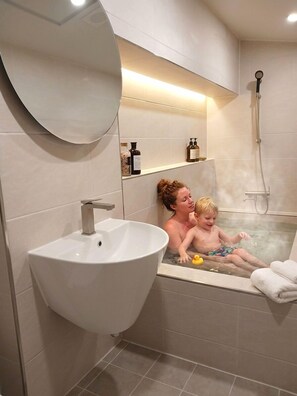 Royal Quadruple Room, Hot Tub, City View | Bathroom