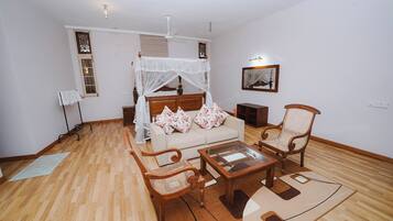 Villa, balcón, vistas al río | Ropa de cama
