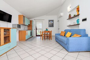TV - Apartment 'Sardegnadream 5' with Private Terrace, Wi-Fi and Air Conditioning (Suaredda-traversa)