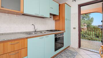 Een koelkast, een microgolfoven, een oven, een kookplaat