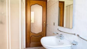 Douche, sĂšche-cheveux, serviettes fournies