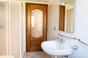 Shower, hair dryer, towels - Apartment 'Sardegnadream 5' with Private Terrace, Wi-Fi and Air Conditioning (Suaredda-traversa)