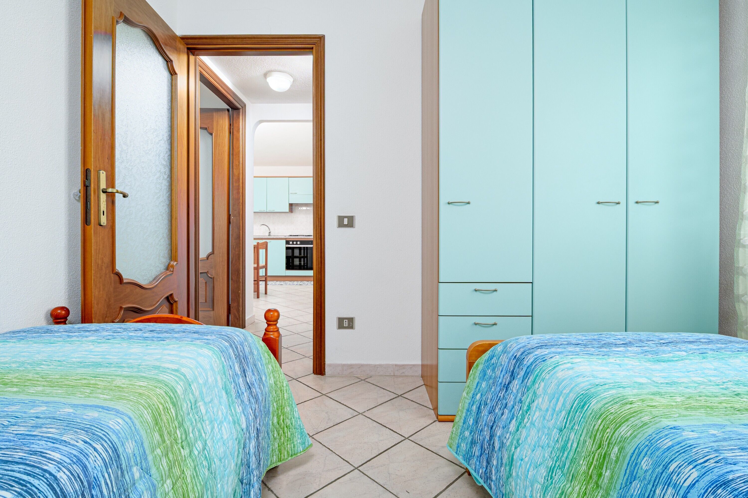 Tabla de planchar con plancha, wifi, ropa de cama