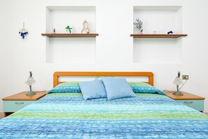 Tabla de planchar con plancha, wifi, ropa de cama