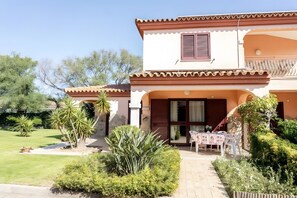 Outdoor dining - Apartment 'Sardegnadream 5' with Private Terrace, Wi-Fi and Air Conditioning (Suaredda-traversa)