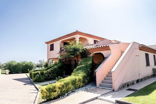 Exterior - Apartment 'Sardegnadream 5' with Private Terrace, Wi-Fi and Air Conditioning (Suaredda-traversa)