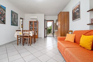 TV - Apartment 'Sardegnadream 6' with Private Terrace, Wi-Fi and Air Conditioning (Suaredda-traversa)