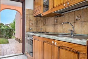 Fridge, microwave, oven, stovetop - Apartment 'Sardegnadream 6' with Private Terrace, Wi-Fi and Air Conditioning (Suaredda-traversa)