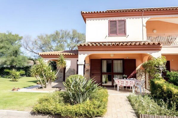 Outdoor dining - Apartment 'Sardegnadream 6' with Private Terrace, Wi-Fi and Air Conditioning (Suaredda-traversa)