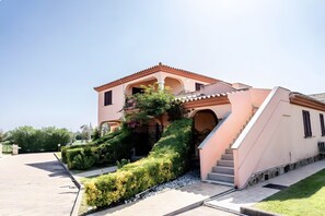Exterior - Apartment 'Sardegnadream 6' with Private Terrace, Wi-Fi and Air Conditioning (Suaredda-traversa)