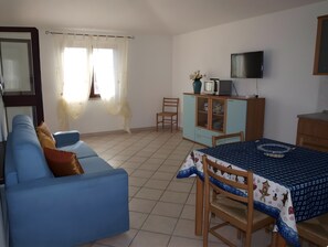 TV - Apartment 'Sardegnadream 6' with Private Terrace, Wi-Fi and Air Conditioning (Suaredda-traversa)