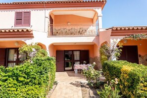 Outdoor dining - Apartment 'Sardegnadream 7' with Private Terrace, Wi-Fi and Air Conditioning (Suaredda-traversa)