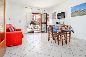 TV - Apartment 'Sardegnadream 7' with Private Terrace, Wi-Fi and Air Conditioning (Suaredda-traversa)