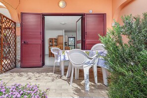 Outdoor dining - Apartment 'Sardegnadream 8' with Private Terrace, Wi-Fi and Air Conditioning (Suaredda-traversa)