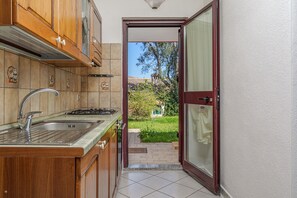 Fridge, microwave, oven, stovetop - Apartment 'Sardegnadream 8' with Private Terrace, Wi-Fi and Air Conditioning (Suaredda-traversa)