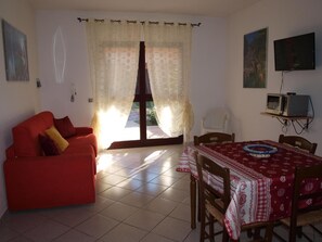 TV - Apartment 'Sardegnadream 8' with Private Terrace, Wi-Fi and Air Conditioning (Suaredda-traversa)