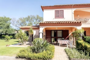 Outdoor dining - Apartment 'Sardegnadream 8' with Private Terrace, Wi-Fi and Air Conditioning (Suaredda-traversa)