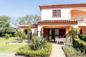 Outdoor dining - Apartment 'Sardegnadream 8' with Private Terrace, Wi-Fi and Air Conditioning (Suaredda-traversa)