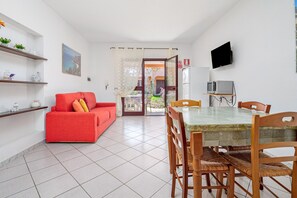 TV - Apartment 'Sardegnadream 8' with Private Terrace, Wi-Fi and Air Conditioning (Suaredda-traversa)