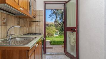 Geladeira, micro-ondas, fogão, cooktop