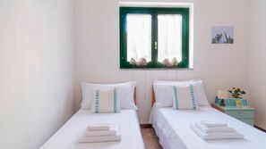 Escritorio, tabla de planchar con plancha, wifi y ropa de cama 