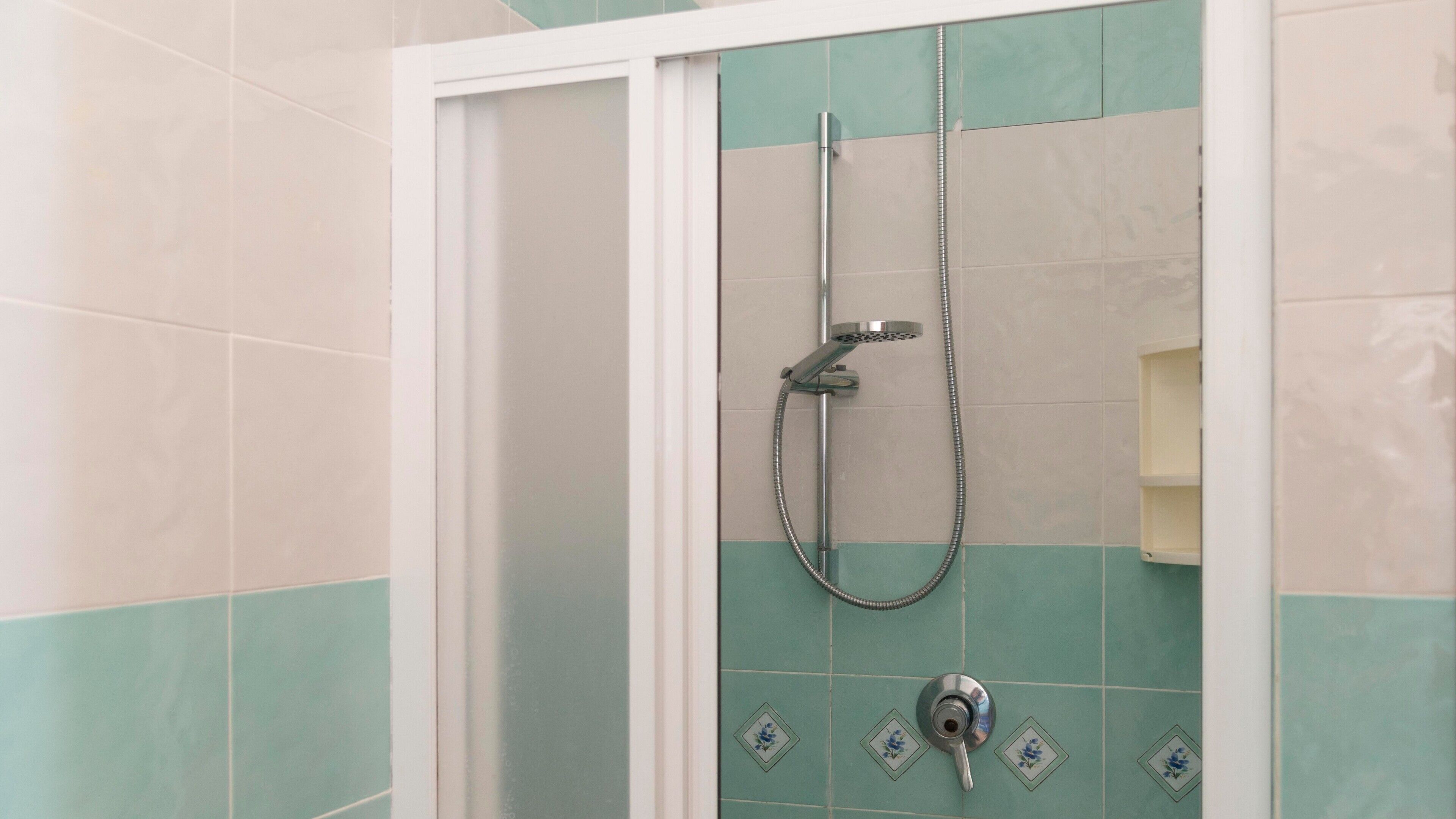 Dusche, kostenlose Toilettenartikel, Haartrockner, Handtücher