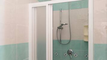 Dusche, kostenlose Toilettenartikel, Haartrockner, Handtücher