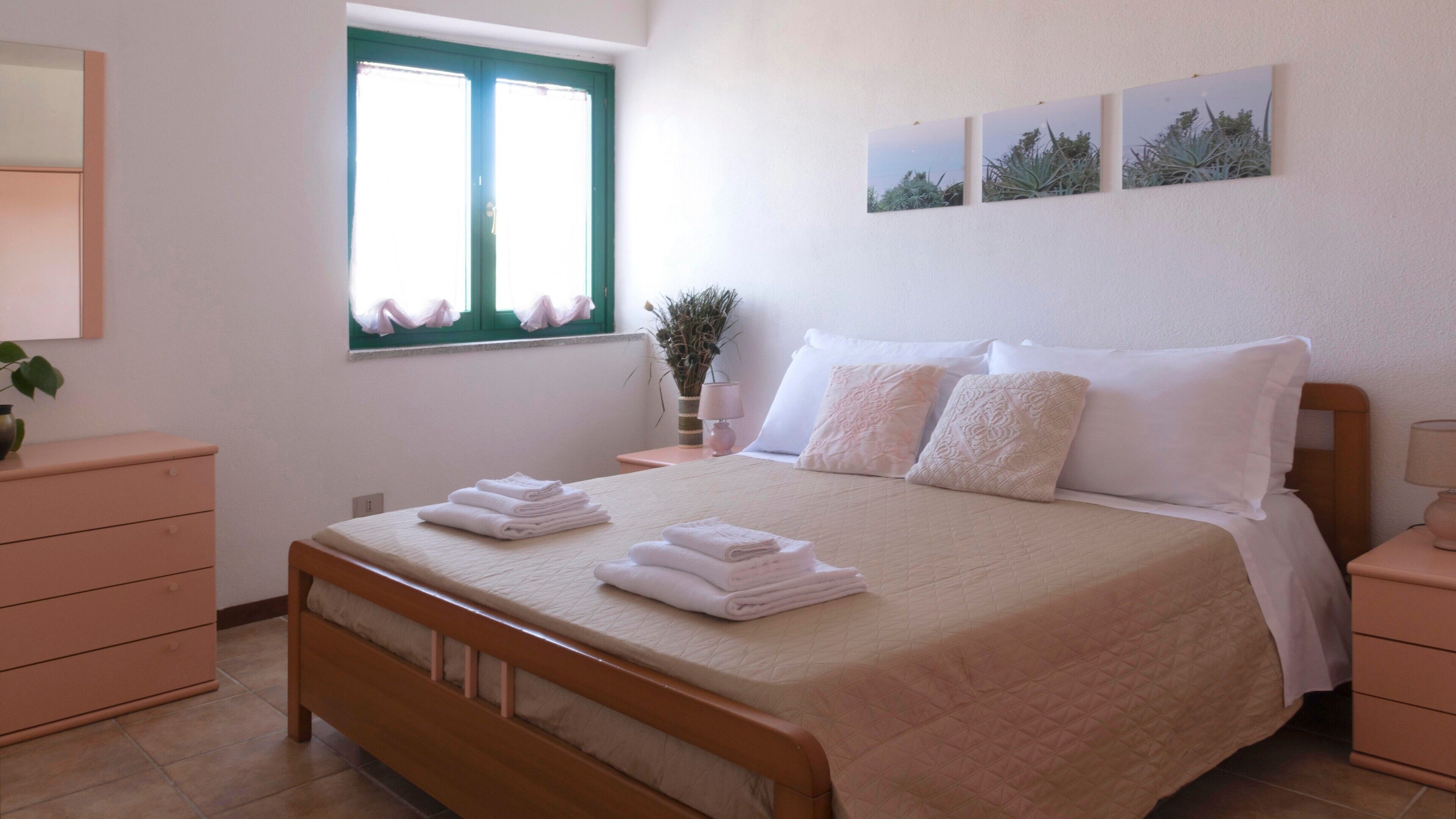 办公桌、熨斗/熨衣板、WiFi、床单