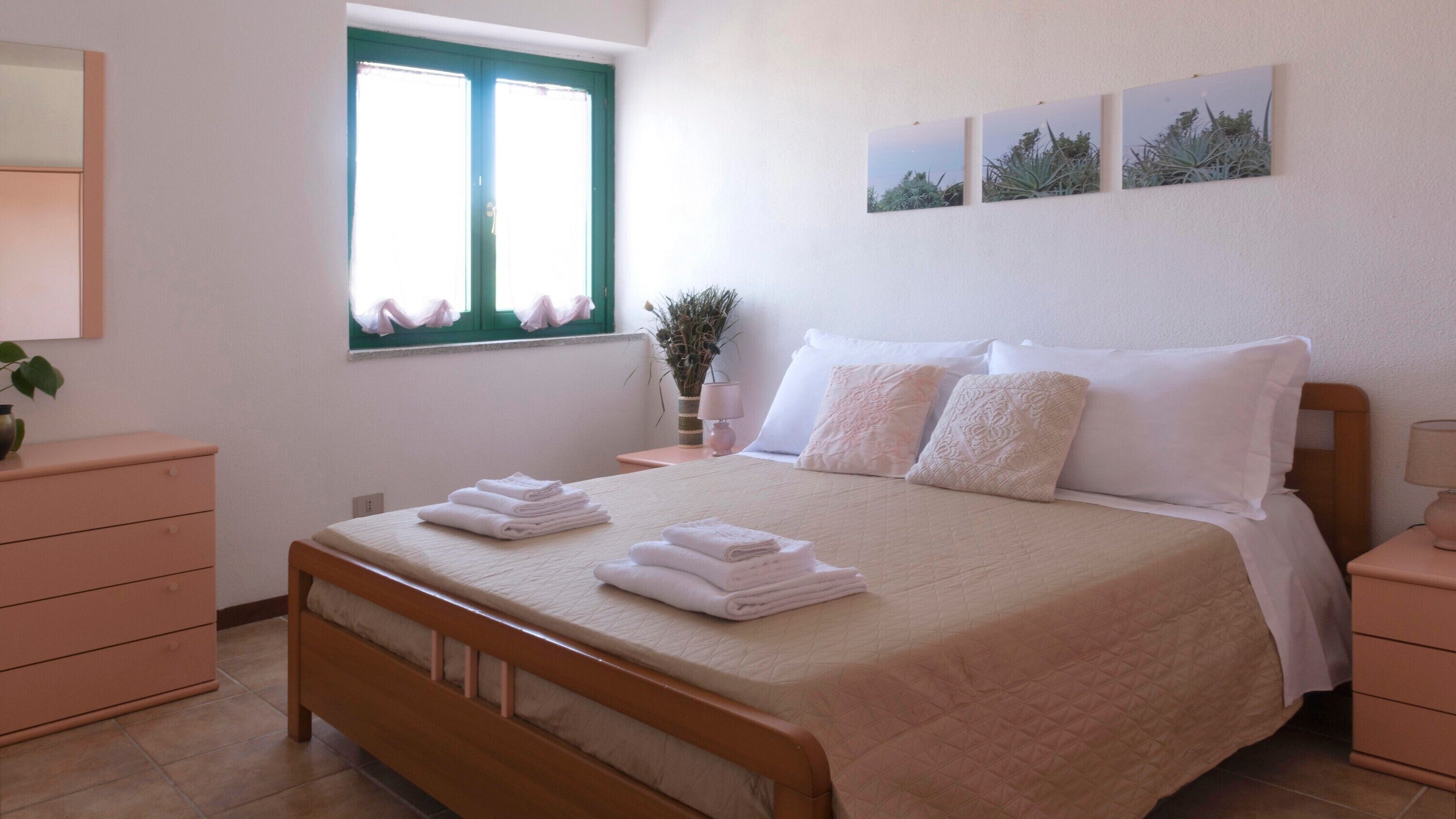 Tabla de planchar con plancha, wifi, ropa de cama