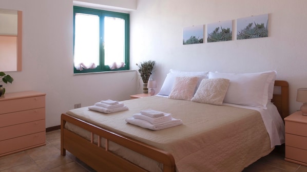 Silitysrauta/-lauta, Wi-Fi, vuodevaatteet