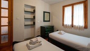 2 chambres, fer et planche à repasser, Wi-Fi, draps fournis