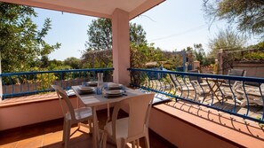 Outdoor dining - Holiday Home 'Ulivo A Fuile Mare' with Mountain View, Wi-Fi & Air Conditioning (Sas Linnas Siccas)
