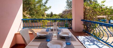 屋外ダイニングエリア